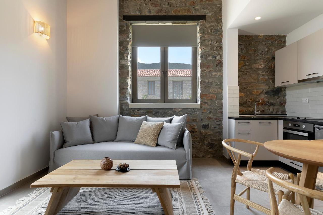 Lichnos Luxury Suites Sourpi Bagian luar foto