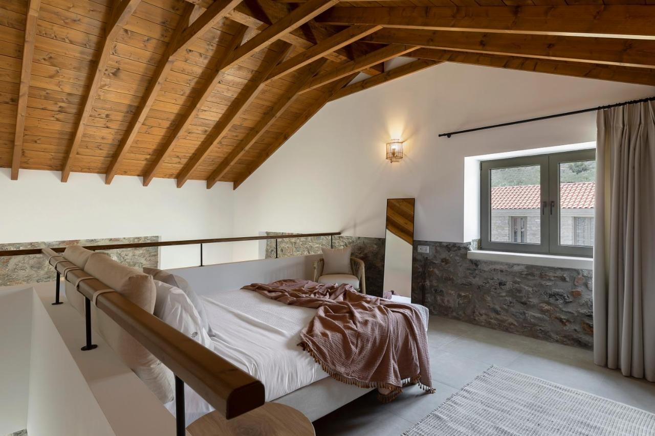 Lichnos Luxury Suites Sourpi Bagian luar foto