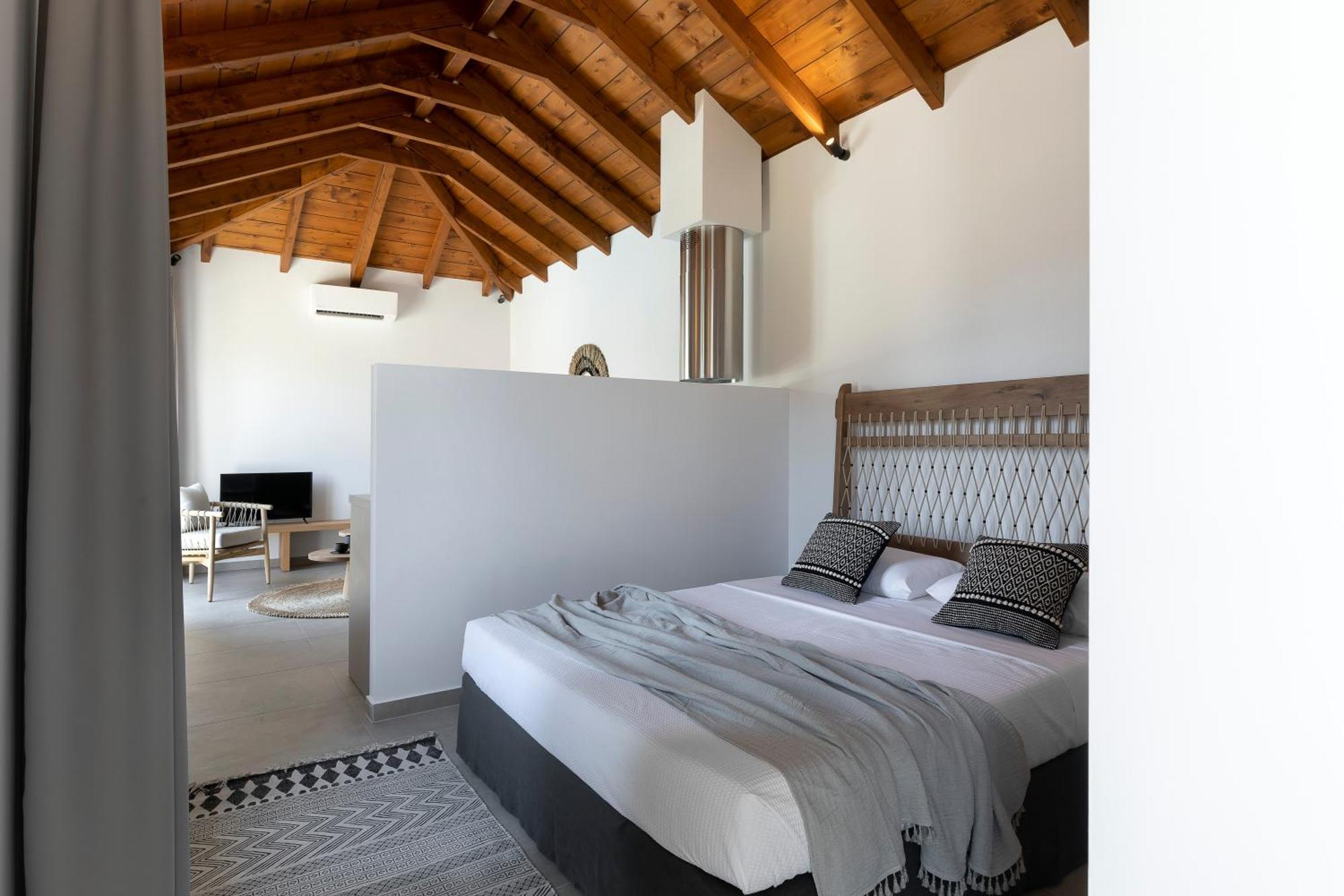 Lichnos Luxury Suites Sourpi Bagian luar foto