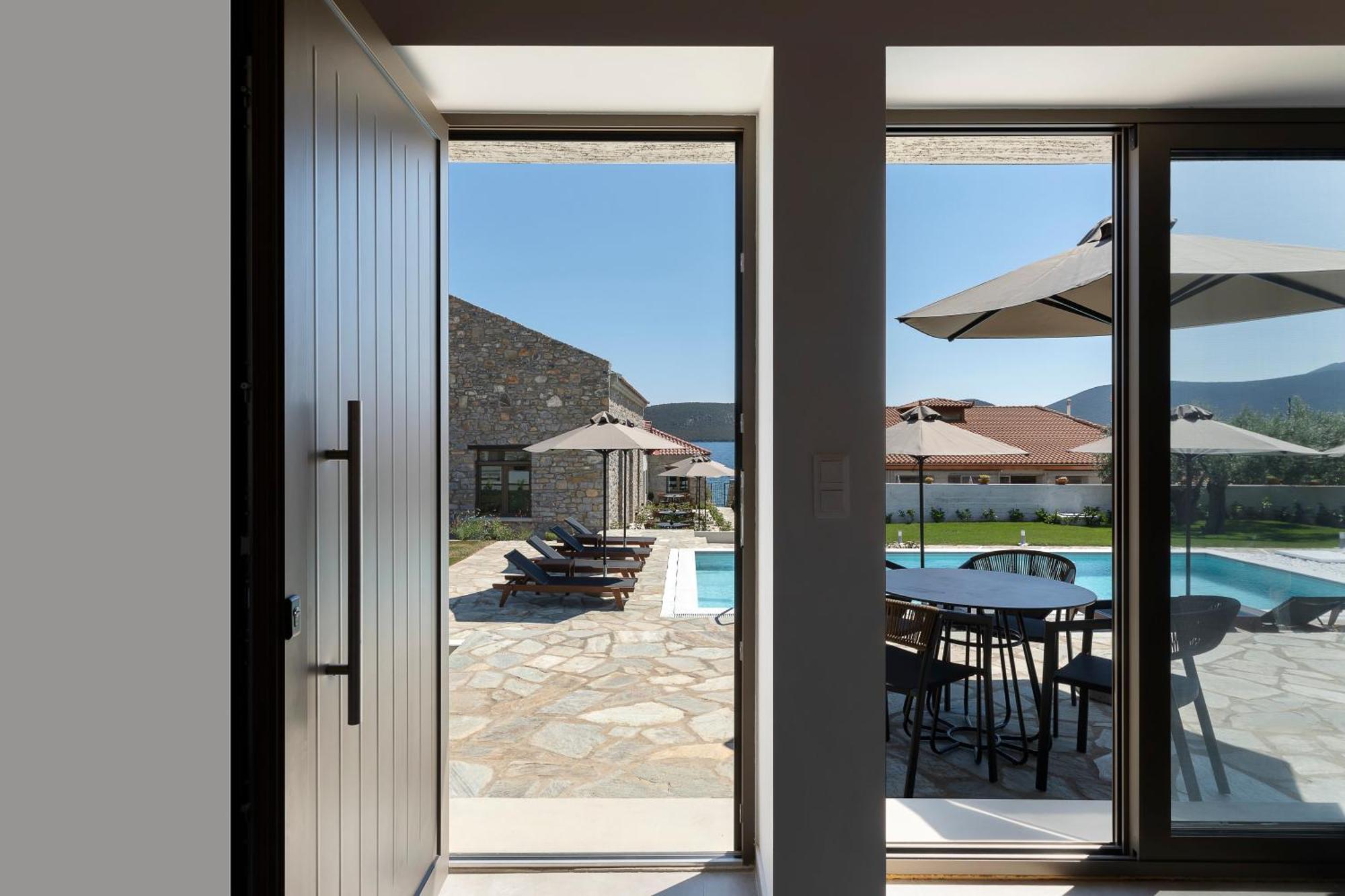 Lichnos Luxury Suites Sourpi Bagian luar foto