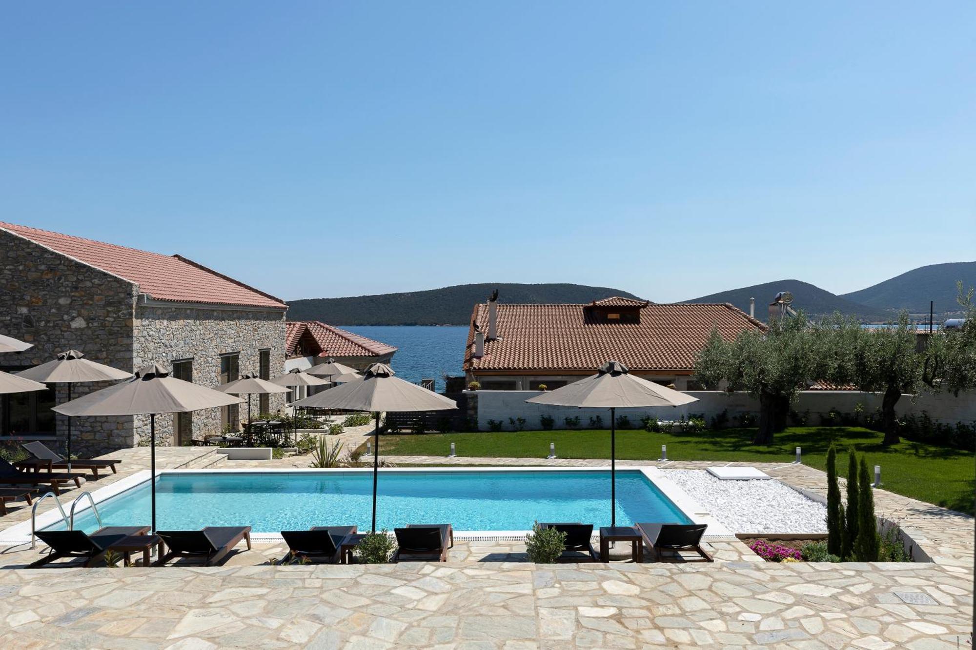 Lichnos Luxury Suites Sourpi Bagian luar foto