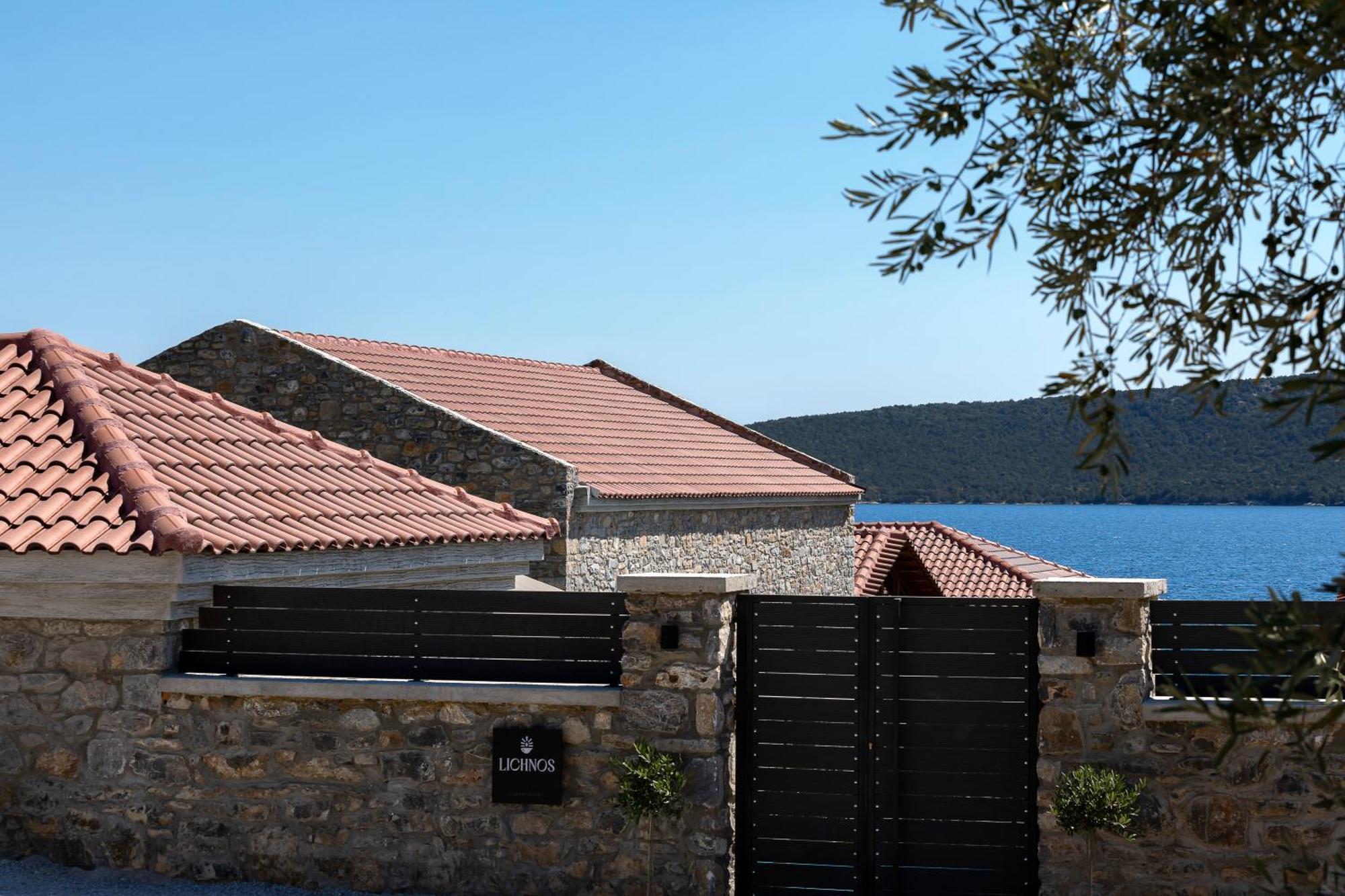 Lichnos Luxury Suites Sourpi Bagian luar foto